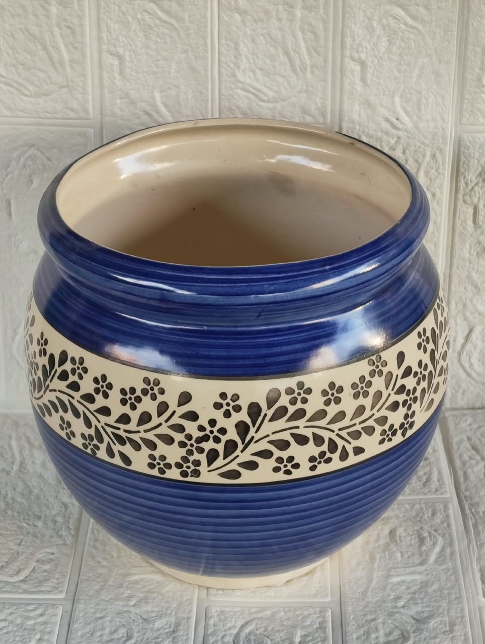 The Floral Vine Ribbed Urn